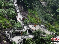 重庆现“魔鬼归家路” 市民回家先爬山