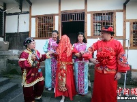 俄罗斯媒体代表体验川东婚俗