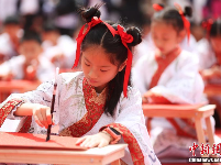 南京小学生着汉服习礼仪感悟“十岁成长礼”