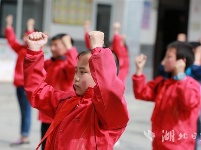竹山希望小学师生习炼易筋经