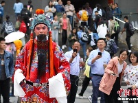 戏曲进高校玩快闪 “圈粉”大学生