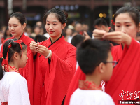 南京小學(xué)生著漢服習(xí)禮儀感悟“十歲成長禮”