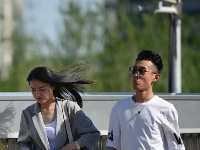 大风袭扰北京 市民风中出行
