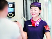 乘务员用英日韩三国语言推介武汉
