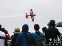 2019世界飞行者大会开幕 飞行员空中炫技
