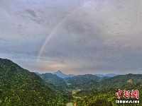 航拍大别山雨后朝霞美如画