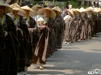 杭州举行“托钵行脚” 僧人沿街化缘