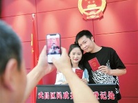 幸福领证“我爱你”