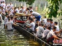 广州荔湾泮塘起龙 唤醒湖底“沉睡”一年龙舟