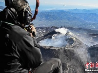 意大利海岸警卫队与科学家联合行动 监测欧洲最大活火山