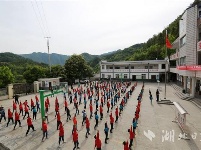 竹山希望小学师生习炼易筋经