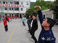 竹山希望小学师生习炼易筋经