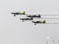 2019世界飞行者大会开幕 飞行员空中炫技
