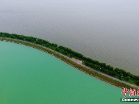 航拍南昌瑶湖双色景观 一半灰色一半碧绿