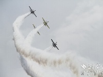 2019世界飞行者大会开幕 飞行员空中炫技
