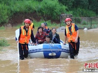 咸宁遭暴雨侵袭 消防多地营救转移被困人员