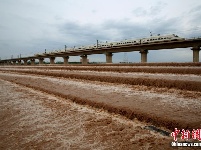 连续降雨致甘肃最大内陆河水位上涨 清澈河水变“黄河”