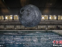 艺术家打造“月球博物馆”泳池 让你边游泳边“赏月”