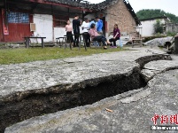 四川宜宾长宁6.0级地震 震中地面出现巨大裂缝