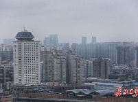 雨雾围绕摩天大楼