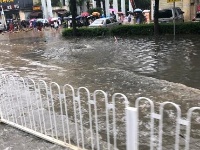 武汉普降大暴雨，城区多处渍水（组图）