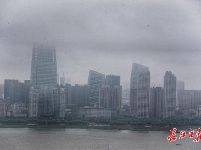 雨雾围绕摩天大楼