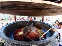 十堰“巨无霸”大锅一次做400斤小龙虾