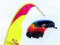 跳伞队员千米高空精准降落靶盘心——朵朵伞花绽放汉南