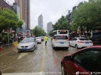 武汉普降大暴雨，城区多处渍水（组图）