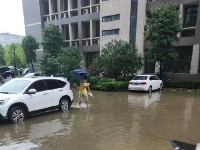 武汉普降大暴雨，城区多处渍水（组图）