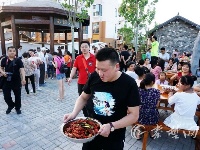 十堰“巨无霸”大锅一次做400斤小龙虾