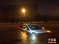 咸宁遭暴雨侵袭 消防多地营救转移被困人员