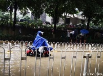 武汉普降大暴雨，城区多处渍水（组图）