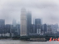 雨雾围绕摩天大楼