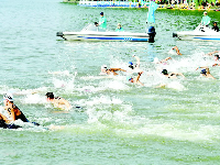 武汉水上马拉松：1700名健儿竞逐东湖