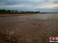 连续降雨致甘肃最大内陆河水位上涨 清澈河水变“黄河”