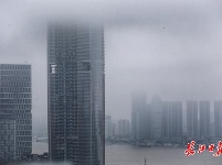 雨雾围绕摩天大楼