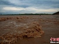 连续降雨致甘肃最大内陆河水位上涨 清澈河水变“黄河”