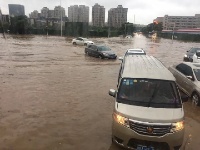 武汉普降大暴雨，城区多处渍水（组图）