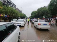 武汉普降大暴雨，城区多处渍水（组图）