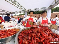 万人龙虾宴火爆开席 三万食客狂扫龙虾40吨