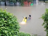 武汉普降大暴雨，城区多处渍水（组图）