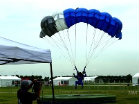 第七届世界军人运动会跳伞项目测试赛在武汉开赛（组图）