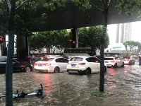 武汉普降大暴雨，城区多处渍水（组图）