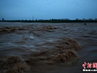 连续降雨致甘肃最大内陆河水位上涨 清澈河水变“黄河”