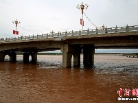 连续降雨致甘肃最大内陆河水位上涨 清澈河水变“黄河”