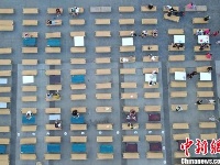 300张纳凉竹床阵重现汉口老城历史
