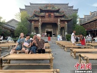 300张纳凉竹床阵重现汉口老城历史
