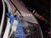 武汉：天上掉下个氧气瓶 砸进面包车驾驶室