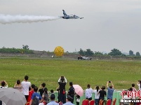 2019贵州黄果树飞行大会举行 飞行表演队空中炫技